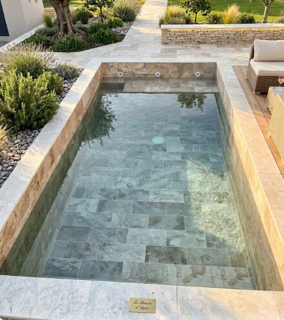 Piscine terminée, margelles en pierre